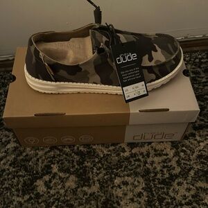 Never worn womans size 8 hey dudes